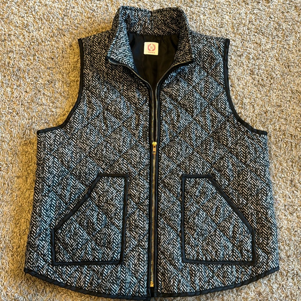 Wanna B Quilted Black/White Patterned Vest with Gold Zipper and Pockets - Large